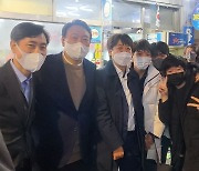 [사진]윤석열, 이준석과 신림역에서 '한밤 셀카'