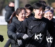 밝은 표정 짓는 한국 여자 축구대표팀 선수들