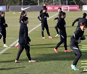 훈련하는 한국 여자 축구대표팀 선수들