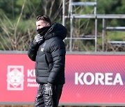 뉴질랜드와 평가전 앞둔 콜린 벨 한국 여자축구대표팀 감독