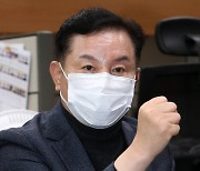 '질의 응답하는 송지용 전북도의회 의장'