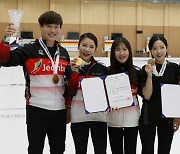 전북도청 컬링팀, 회장배 믹스더블 대회서 금·은메달 석권