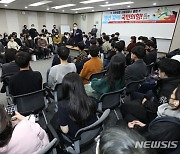 서울대 찾아 인사말하는 윤석열 대선 후보