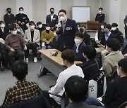 서울대 찾아 인사말하는 윤석열 대선 후보
