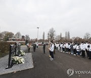 헌화 참배하는 이남우 보훈처 차장