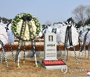 북한 리재일 당 고문 묘역에 놓인 '문화예술부' 화환
