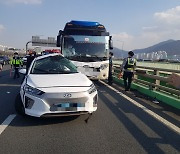 부산서 관광버스가 차선 변경하던 승용차 추돌..60대 숨져