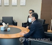 롯데정밀화학 서울사무소 방문한 홍정기 차관