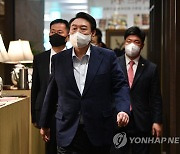 윤석열, '댓글수사 악연' 김용판에 "미안하다" 사과