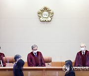 헌재 "사회복무요원 정치단체 가입 금지는 위헌"
