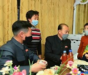 전쟁노병 가정 찾은 무산군 당 위원회 일꾼들