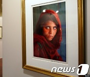 '푸른 눈의 아프간 소녀' 탈레반 피해 이탈리아로 대피