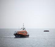 '27명 사망' 영불해협 난민 보트 침몰에 영국·프랑스 '네 탓 공방'