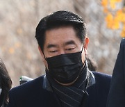 '로비 의혹' 최윤길 전 의장, 경찰 출석