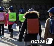 일본, 중학생 이하 아동에 연내 52만원 재난지원금 현금 지급