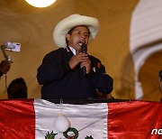 게이코 후지모리 등 페루 야당 의원, 카스티요 대통령 탄핵안 제출