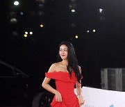 [포토] 설현, '새빨간 드레스도 완벽 소화'(청룡영화상)
