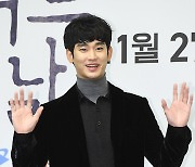 '어느 날' 김수현 "감옥살이 연기, 먼지 많아 콧물 나더라"