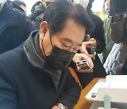 '대장동 로비 의혹' 최윤길 전 성남시의장 경찰 출석