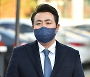 5·18 관련 국가배상 청구 소장 들고 있는 김승진 변호사