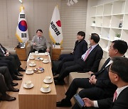 윤석열, '딸 부정채용 논란' 김성태에 '침묵' 일관