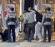 "때려! 때려!" 만취 난동 여성 머리채 잡아흔든 경찰 영상 논란