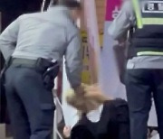 만취女에 뺨 맞자 머리채 잡은 경찰.."과잉대응" vs "경찰도 사람"