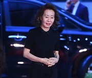 '청룡영화상' 윤여정 "전세계, 韓 작품에 주목하고 있어..더욱 책임감 가져야 해"