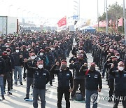 경찰 폭행한 화물연대 조합원 연행..조사 후 귀가