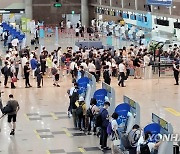 김해공항 국제선 1년 7개월 만에 재개..방역 시스템 본격 가동