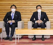 정례 각의 주재하는 기시다 일본 총리