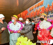 '영예의 혁신자'들 축하하는 김책제철연합기업소