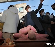 '밥상물가 비상' 전통시장 찾은 이재명