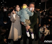 어린이와 기념사진 찍는 이재명·김혜경 부부