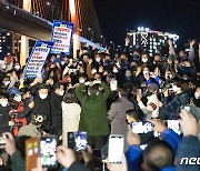 이재명·김혜경, 여수 시민들 향한 하트