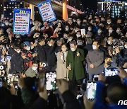 이재명·김혜경, 여수 낭만포차거리 시민들과 데이트