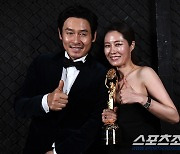 [포토] 설경구-문소리 '청룡영화상 주연상 수상'