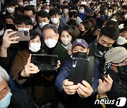 '내조 유세' 김혜경, 이재명 만큼 인기..순천 시민 향해 '손하트'