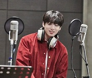 방탄소년단 정국, 전세계 팬들 술렁이게 한 녹음실 사진..'만찢남' 비주얼