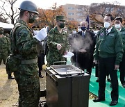 육상 자위대 장비 살펴보는 기시다 일본 총리