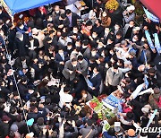 광주 찾은 이재명 "여전히 학살 역사 계속..정의 넘치는 나라 만들자"