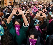 [포토] "폭력반대".. 伊 여성들 복면 시위