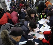 '일하는 노인'이 가장 많은 나라, 한국..이유는?