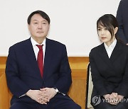 민주 "윤석열 중앙지검장 취임이후 김건희 연봉·상여금 급증"