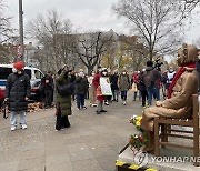 "베를린의 반성폭력 상징, 소녀상 제자리에 머물러야"