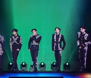 "함성 대신 박수".. 뉴이스트 오프라인 콘서트 '대성공'