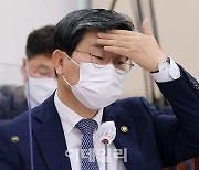 [포토]행안위, '질의듣는 전해철'