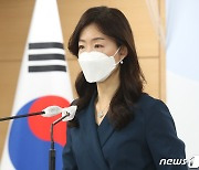 북한의 '로켓 공업절' 관련 질문 받는 이종주 대변인