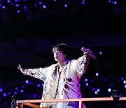 'LA 대면 콘서트' 방탄소년단 진, 손키스로 애정 인사 "정말 행복해" [BTS in LA]