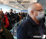 인천국제공항 통해 입국하는 외국인들